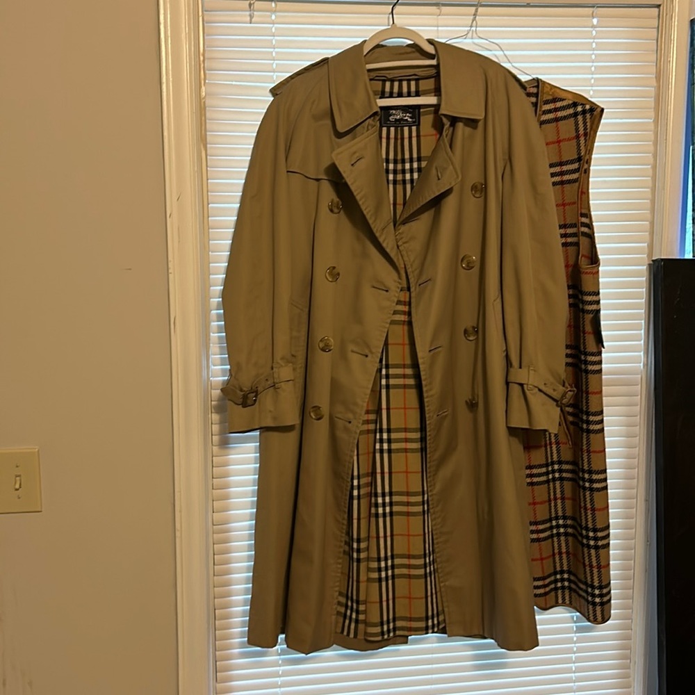 Classic Burberry trench coat from non-smoking home. With zip in wool liner.